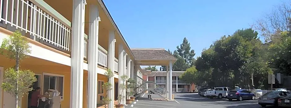 Caravelle Inn & Suites