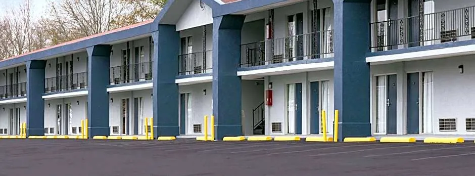 Super 8 by Wyndham Locust Grove