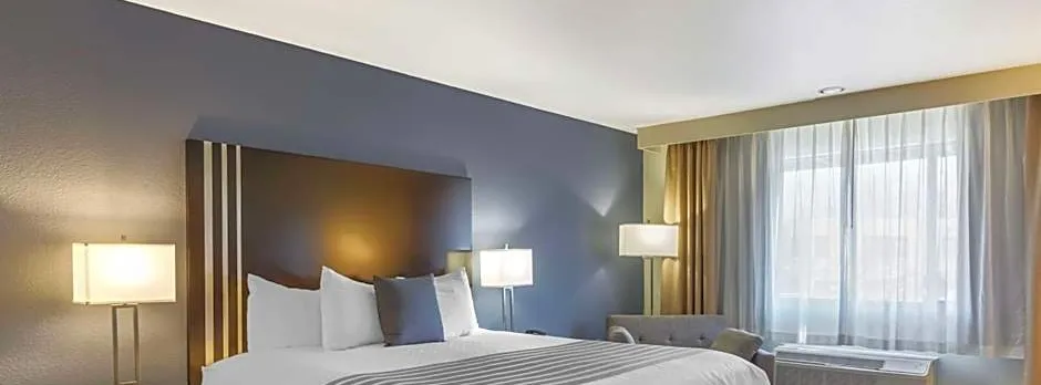 Best Western Plus Edmonds Harbor Inn