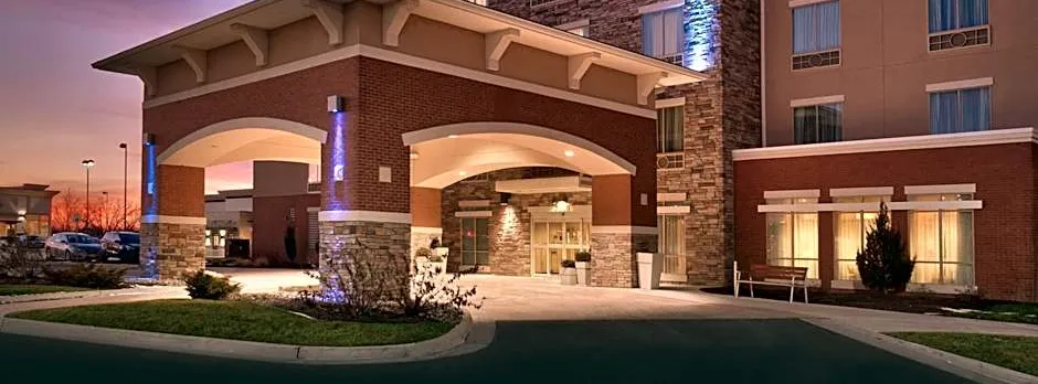 Holiday Inn Express & Suites Overland Park By IHG