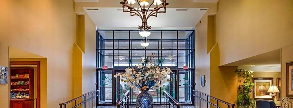 Clarion Collection Arlington Court Suites Hotel