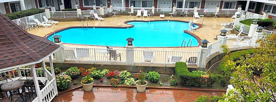 Days Inn & Suites by Wyndham Roseville/Detroit Area