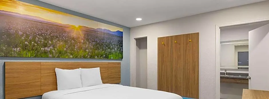 Days Inn by Wyndham Bakersfield