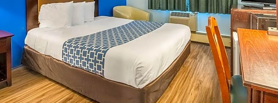 Econo Lodge Inn & Suites Windsor Locks Bradley Airport