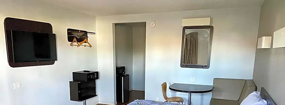 Motel 6-Delano, CA
