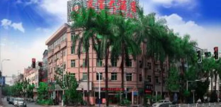 Dongbao Wenquan Grand Hotel (Ruili Caifu Plaza)