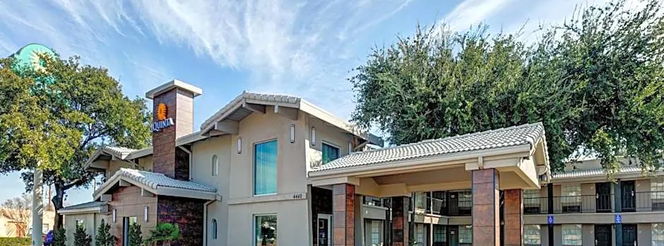 La Quinta Inn & Suites by Wyndham Dallas Uptown
