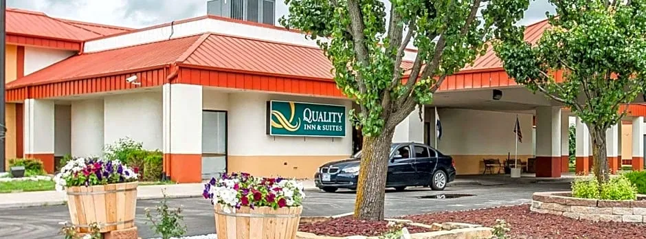 Quality Inn & Suites Kansas City I-435n Near Sports Complex