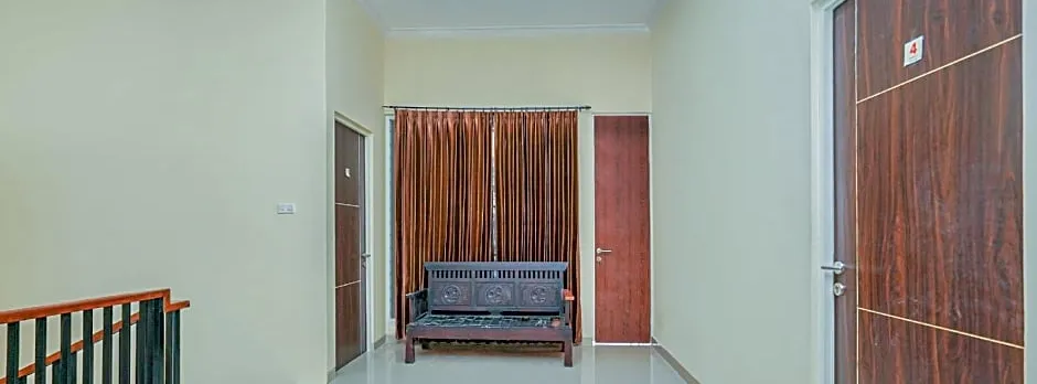 OYO 1957 Riverside Residence
