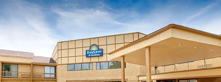 Days Inn & Suites by Wyndham Madison Heights MI