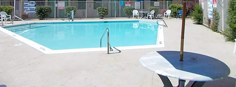 Motel 6 Reno, NV - Livestock