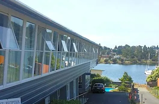 Waterfront Lodge Motel