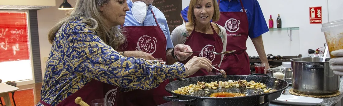 Seafood paella cooking class and Ruzafa market visit