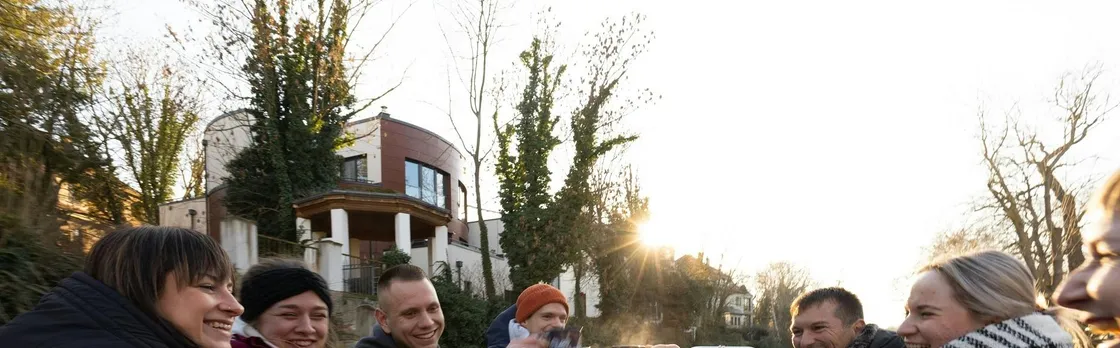 Winter city tour by motorboat including mulled wine