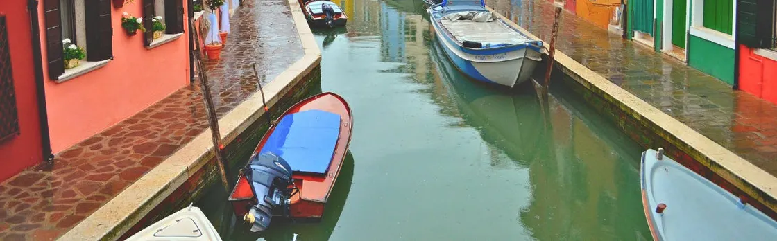 Murano and Burano half-day boat tour with glassblowing show