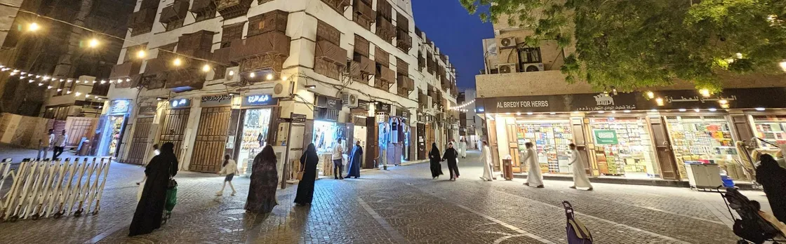 Jeddah Al Balad walking tour with traditional craft workshop