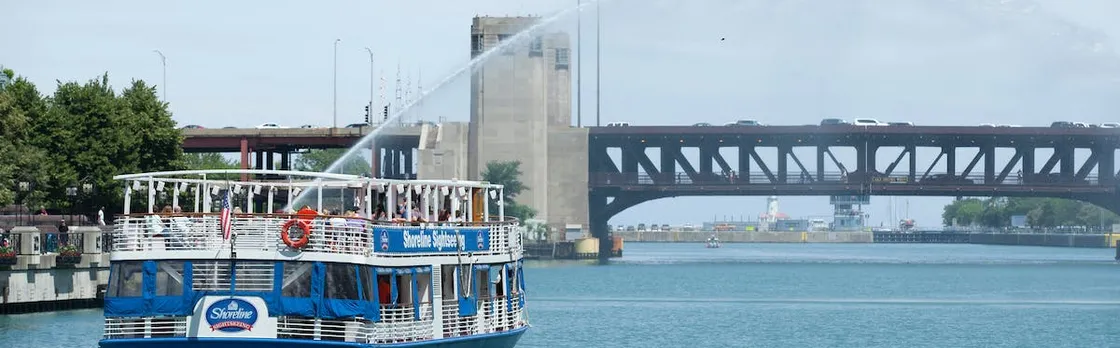 Architecture cruise in Spanish on the Chicago River from Michigan Ave
