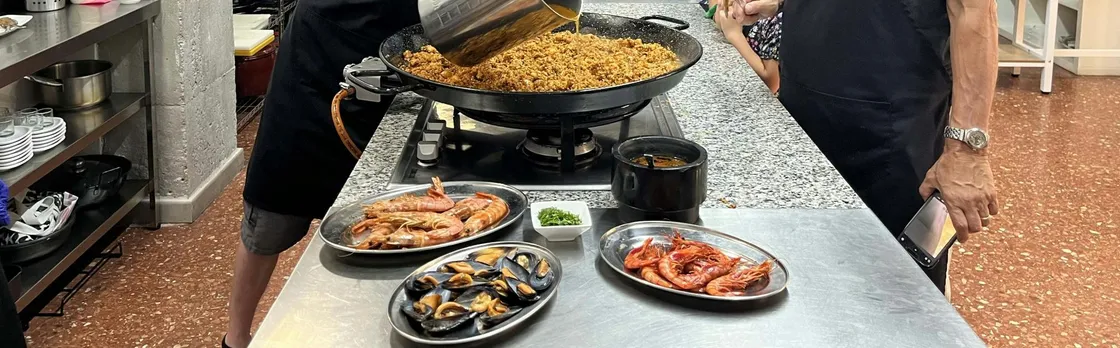 Vegetable paella cooking class and Ruzafa market visit