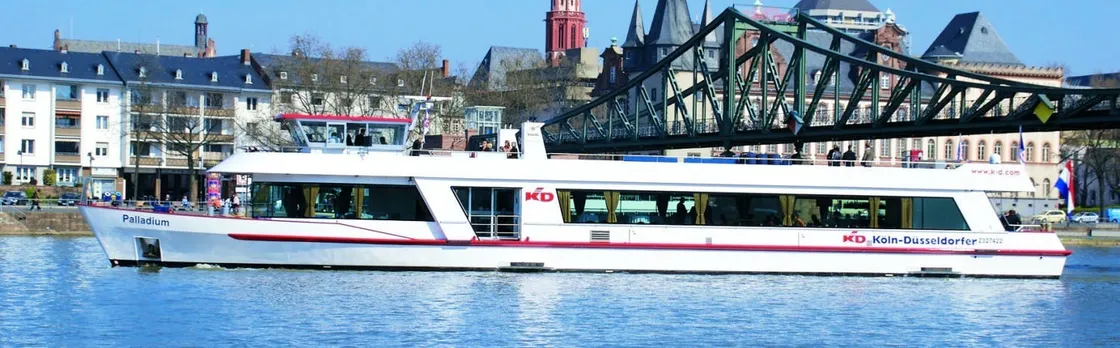 Panorama river boat cruise in Frankfurt