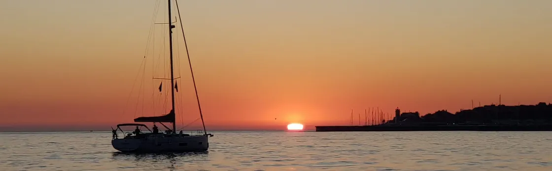 Cascais private sunset cruise with a welcome drink