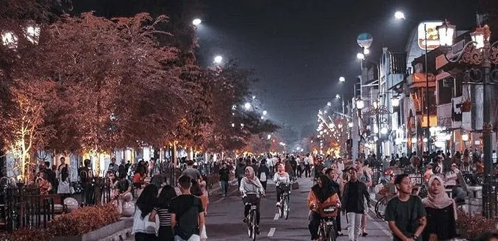 Night Walking Tour-Malioboro street food with guide at Yogyakarta