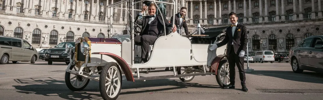 Vienna sightseeing tour in a classic electric car