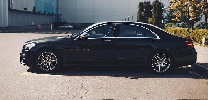 Departure Private Transfer: Niagara Falls to Toronto Airport YYZ in Business Car