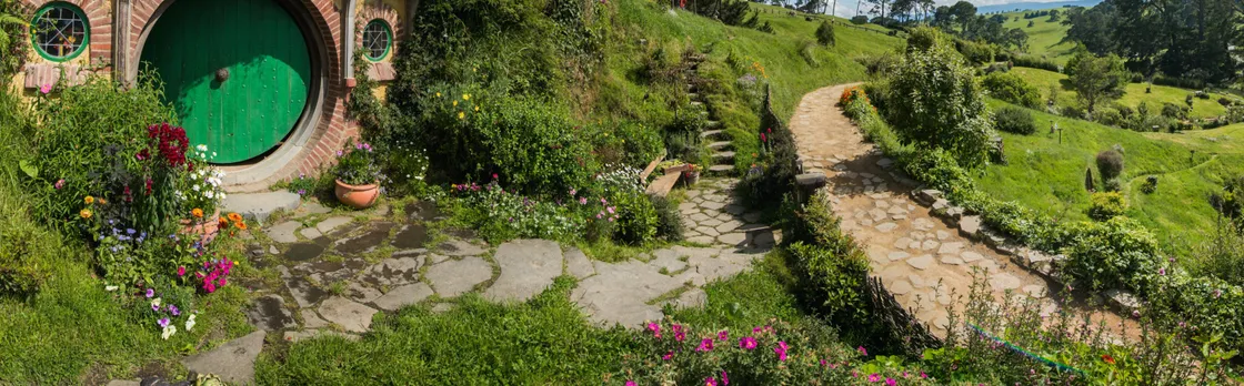 Rotorua to Auckland via Hobbiton movie set with lunch