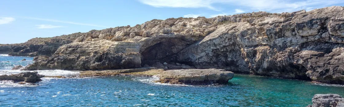 Siracusa 1-hour boat tour around Ortigia and sea caves adventure