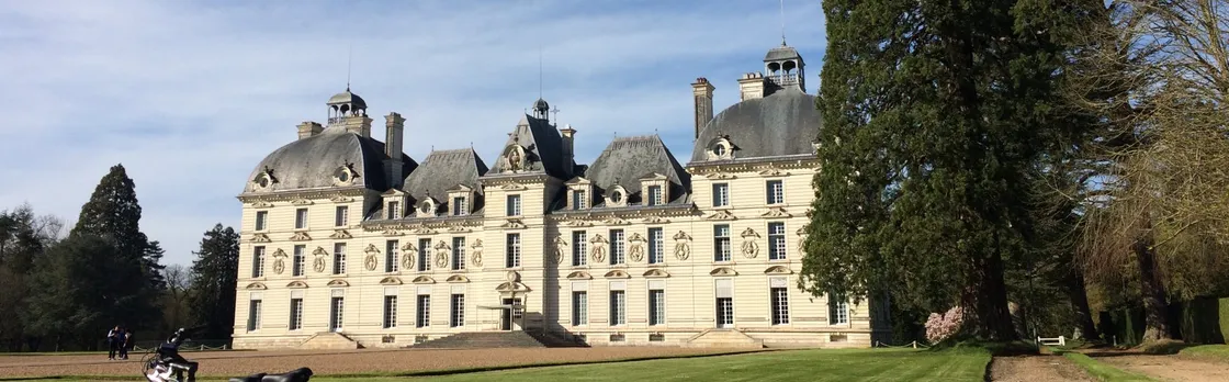 Loire Valley e-bike tour with Chateau de Cheverny and wine tasting