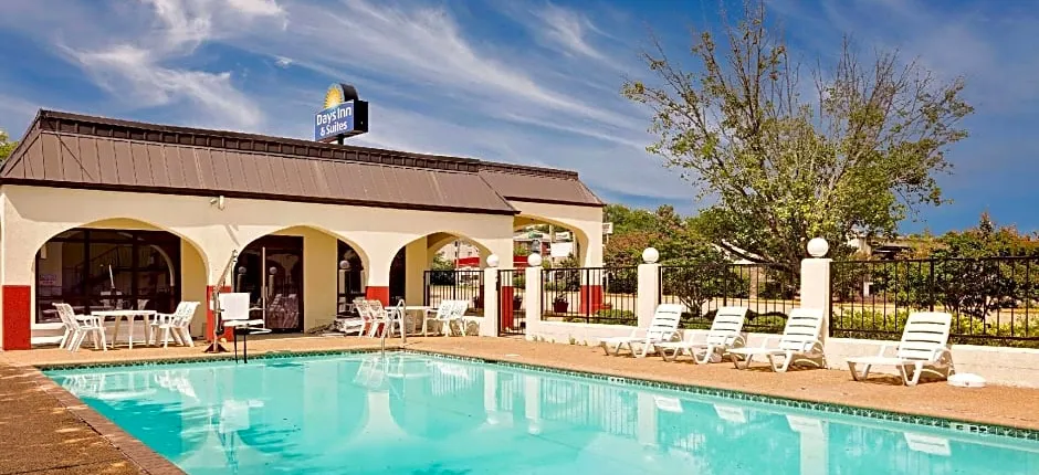 Days Inn & Suites by Wyndham Starkville
