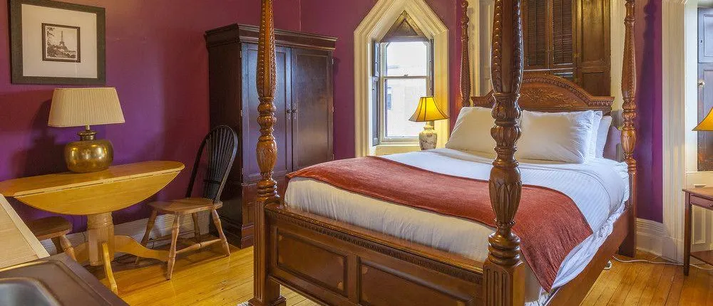 CHIPMAN HILL SUITES