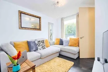 Dellehomes Remarkable 4-bed House in Manchester, Manchester