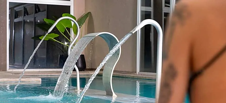 Howard Johnson Escobar Hotel
