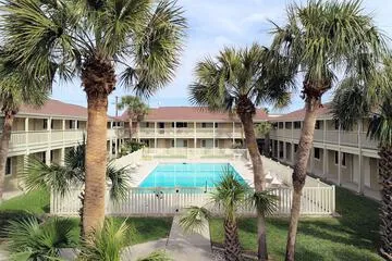 Courtyard #221 Studio Bedroom Condo by Redawning