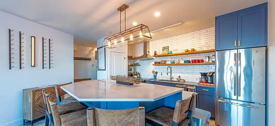 Fully Renovated Ski-in/out Loft with Private Hot Tub!