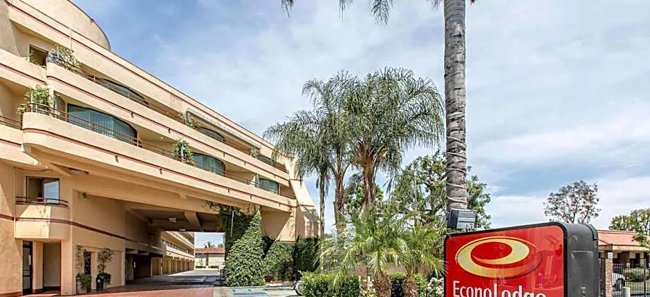 Econo Lodge Inn & Suites Riverside - Corona