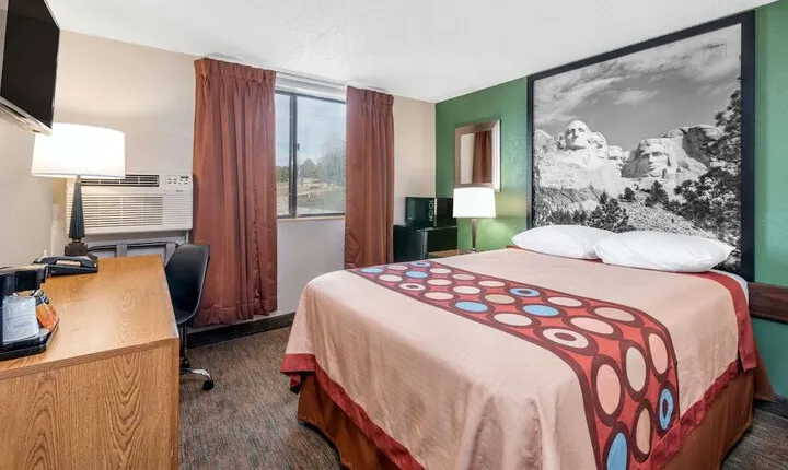 Super 8 by Wyndham Pierre SD