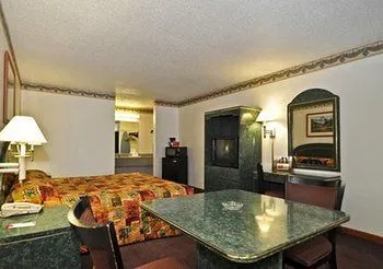 Econo Lodge Inn & Suites