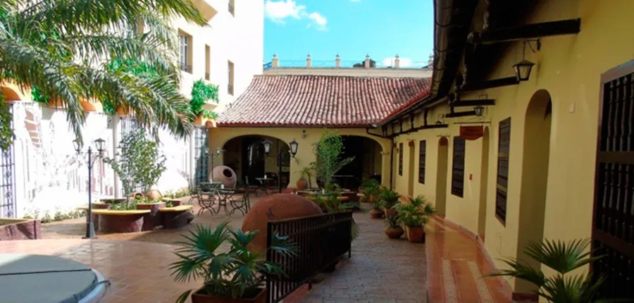 E EL COLONIAL