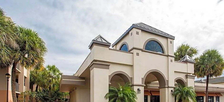 Days Inn & Suites by Wyndham Orlando Airport