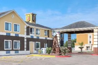 Super 8 Victoria/North/Mall Area