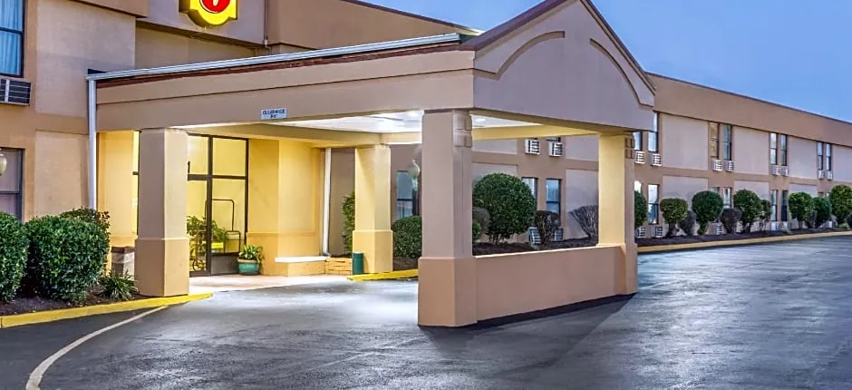Super 8 by Wyndham Knoxville Downtown Area
