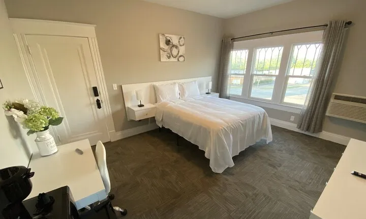 Twin Lakes Creamery Grill & Inn