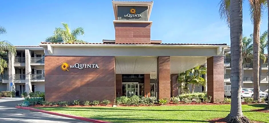 La Quinta Inn & Suites by Wyndham Orange County - Santa Ana