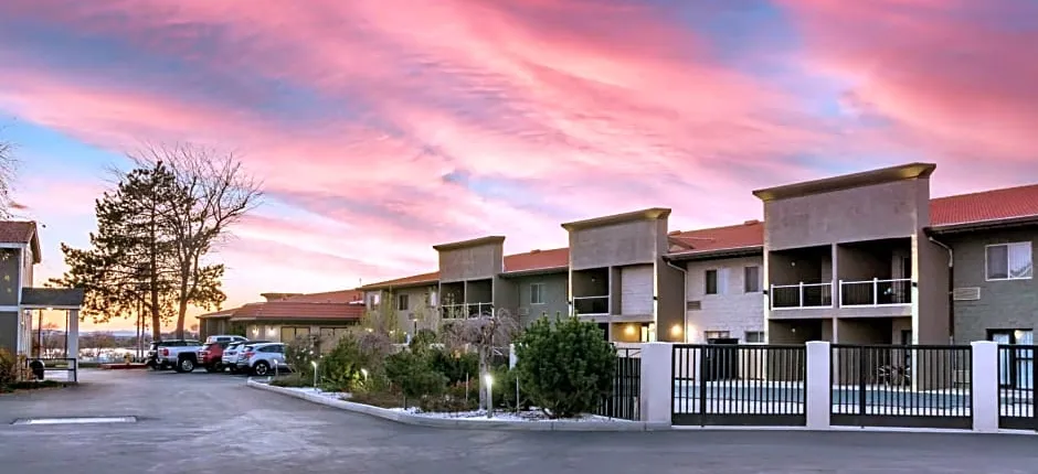 Best Western PLUS Lake Front Hotel