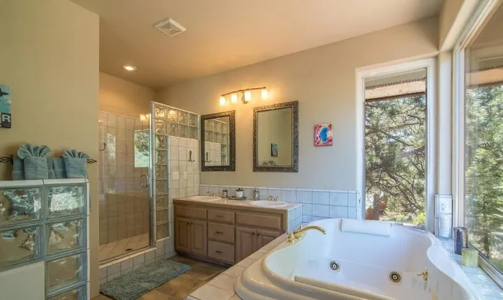 Palisades 4 Bedroom Holiday Home by Tahoe Truckee