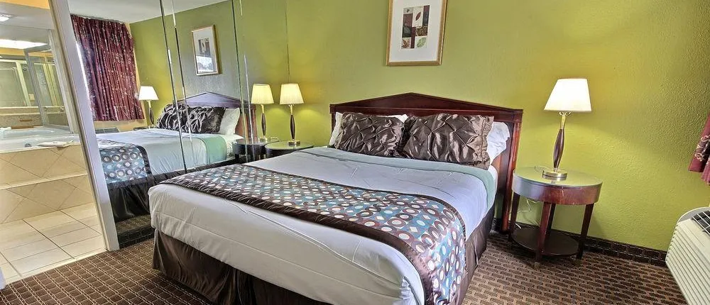 Econo Lodge at Military Circle