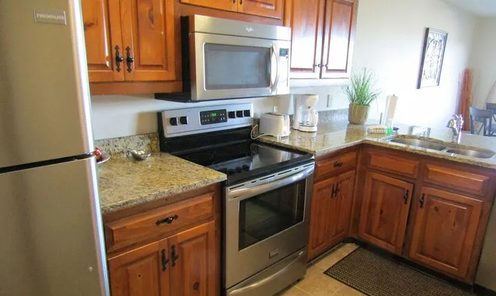 The Crest 200 j 1 Bedroom Condo by RedAwning