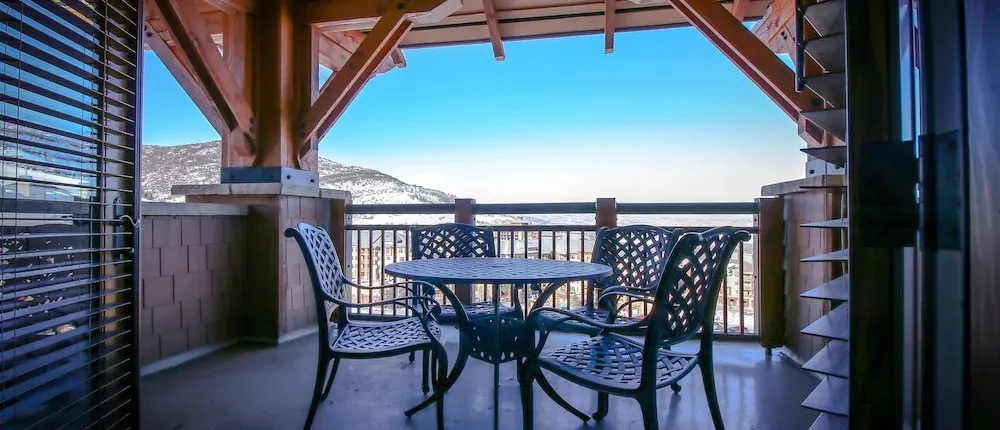 Canyon Base Condos by Lespri